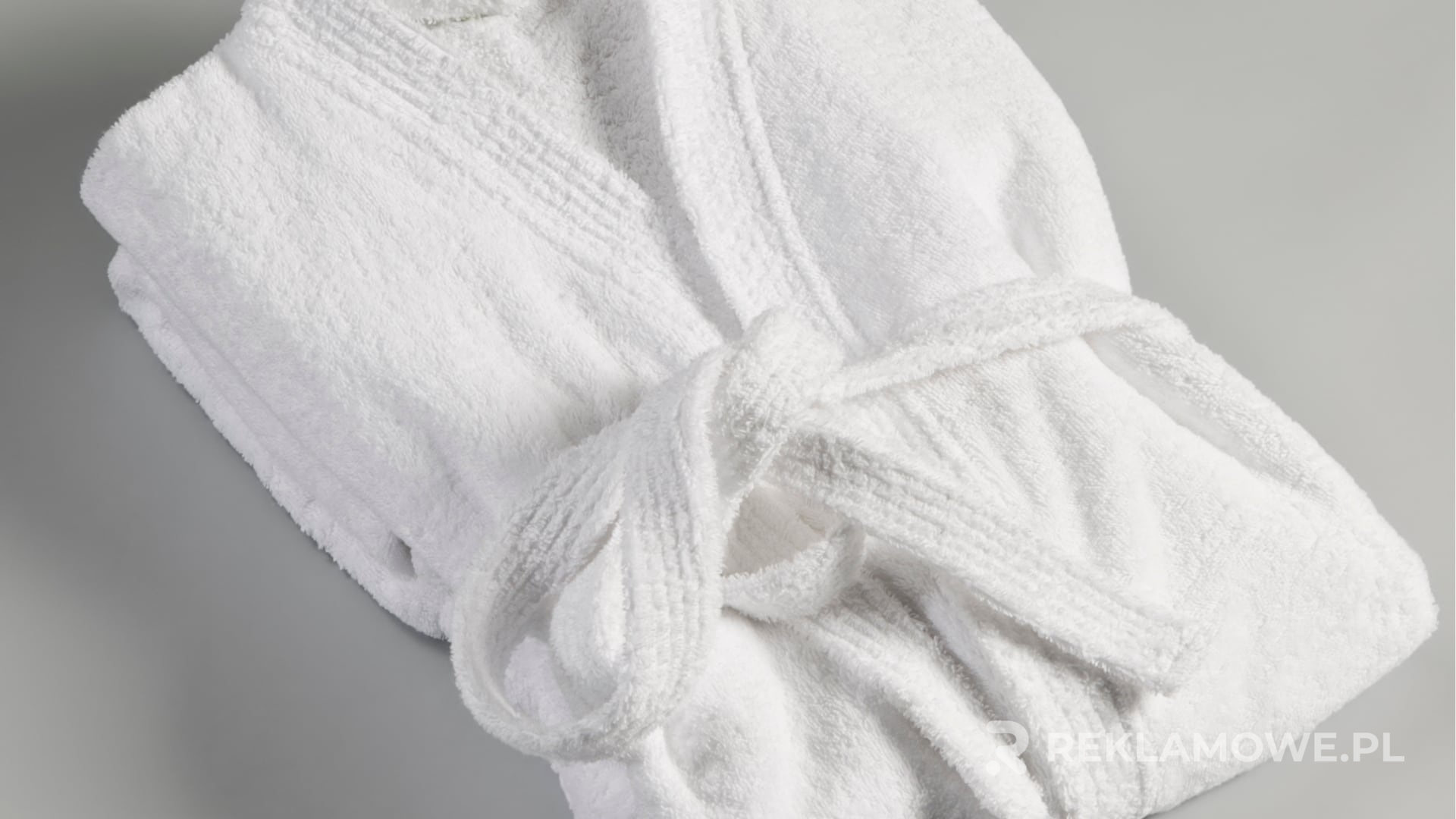 Szlafrok z logo firmy jako narzędzie marketingowe