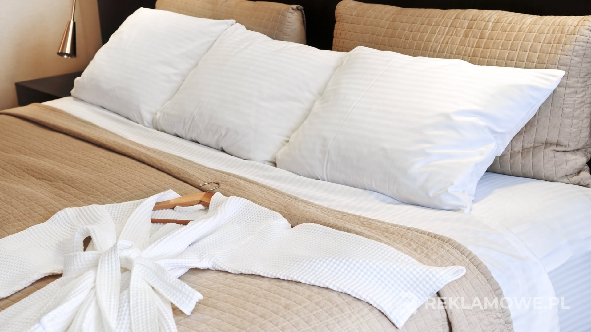 Personalizowany szlafrok reklamowy na manekinie