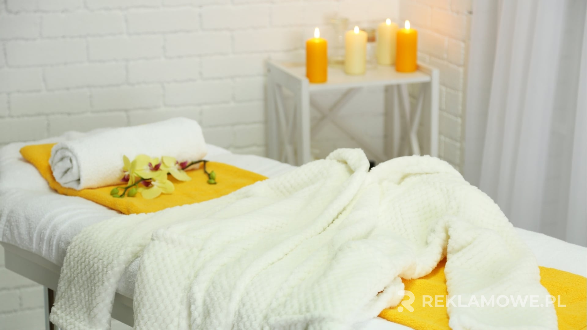 Szlafrok reklamowy na wieszaku