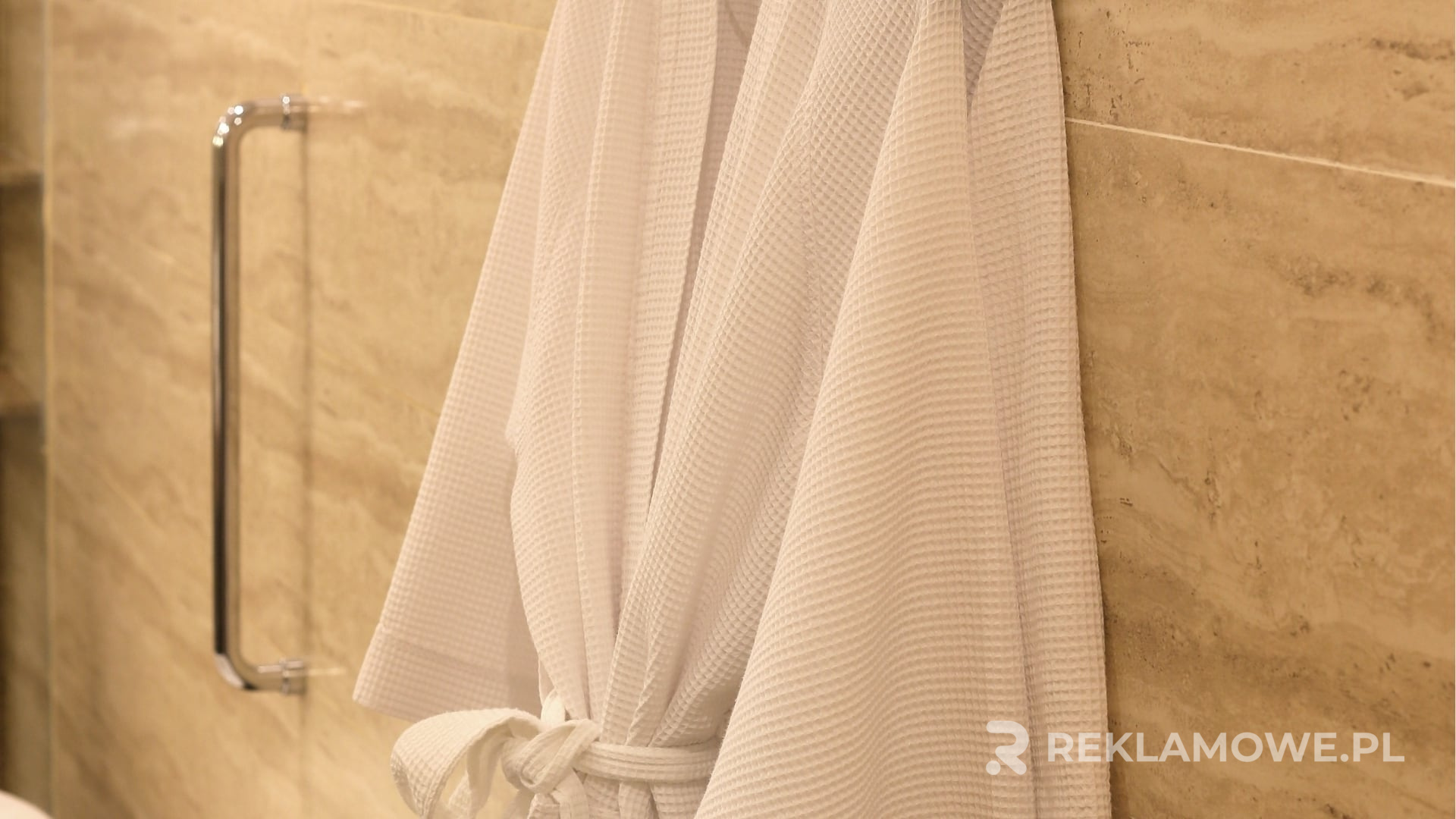 Szlafrok reklamowy w eleganckim wnętrzu
