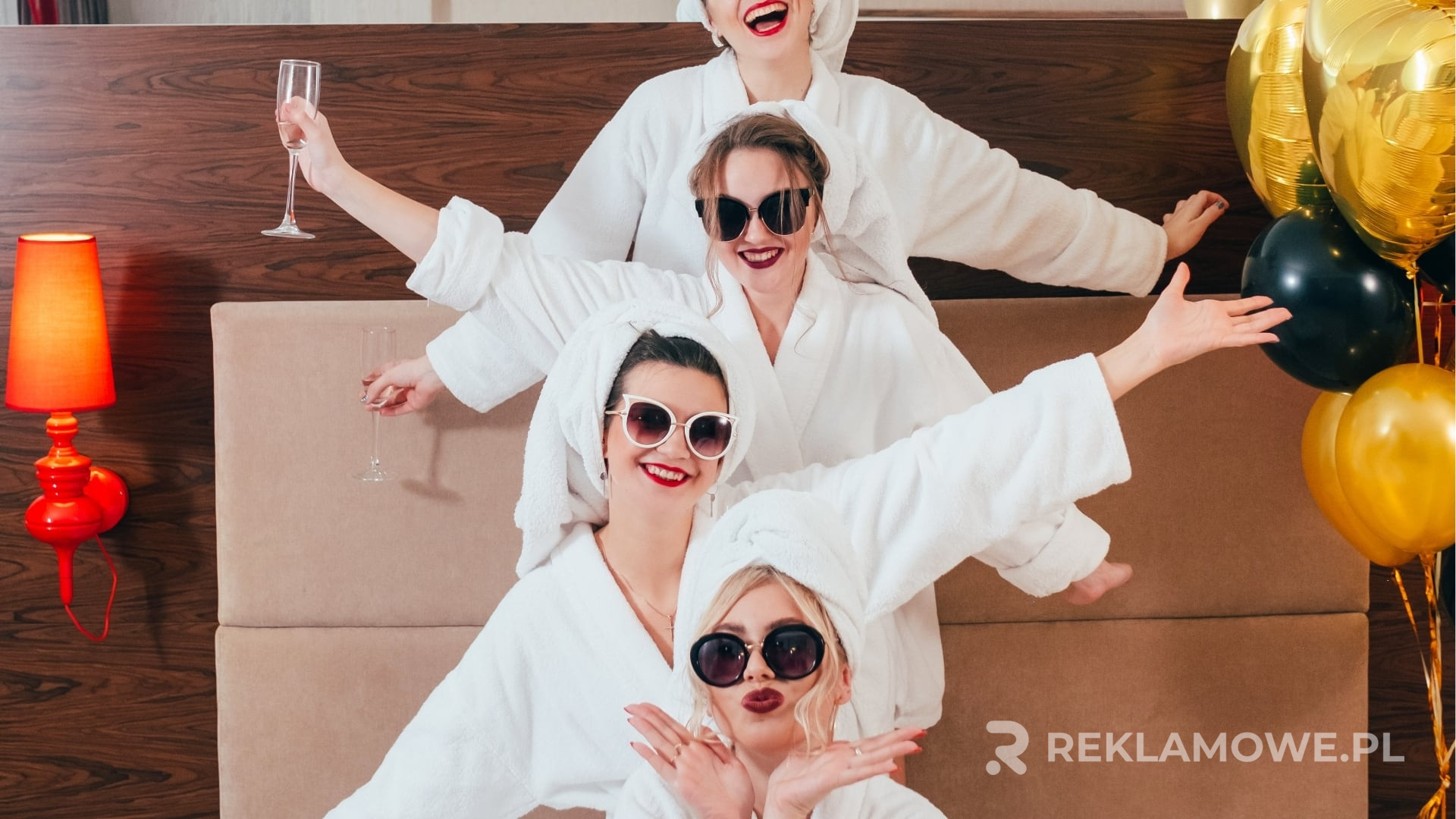 Szlafroki reklamowe zwiększające rozpoznawalność marki Szlafrok reklamowy z logo firmy