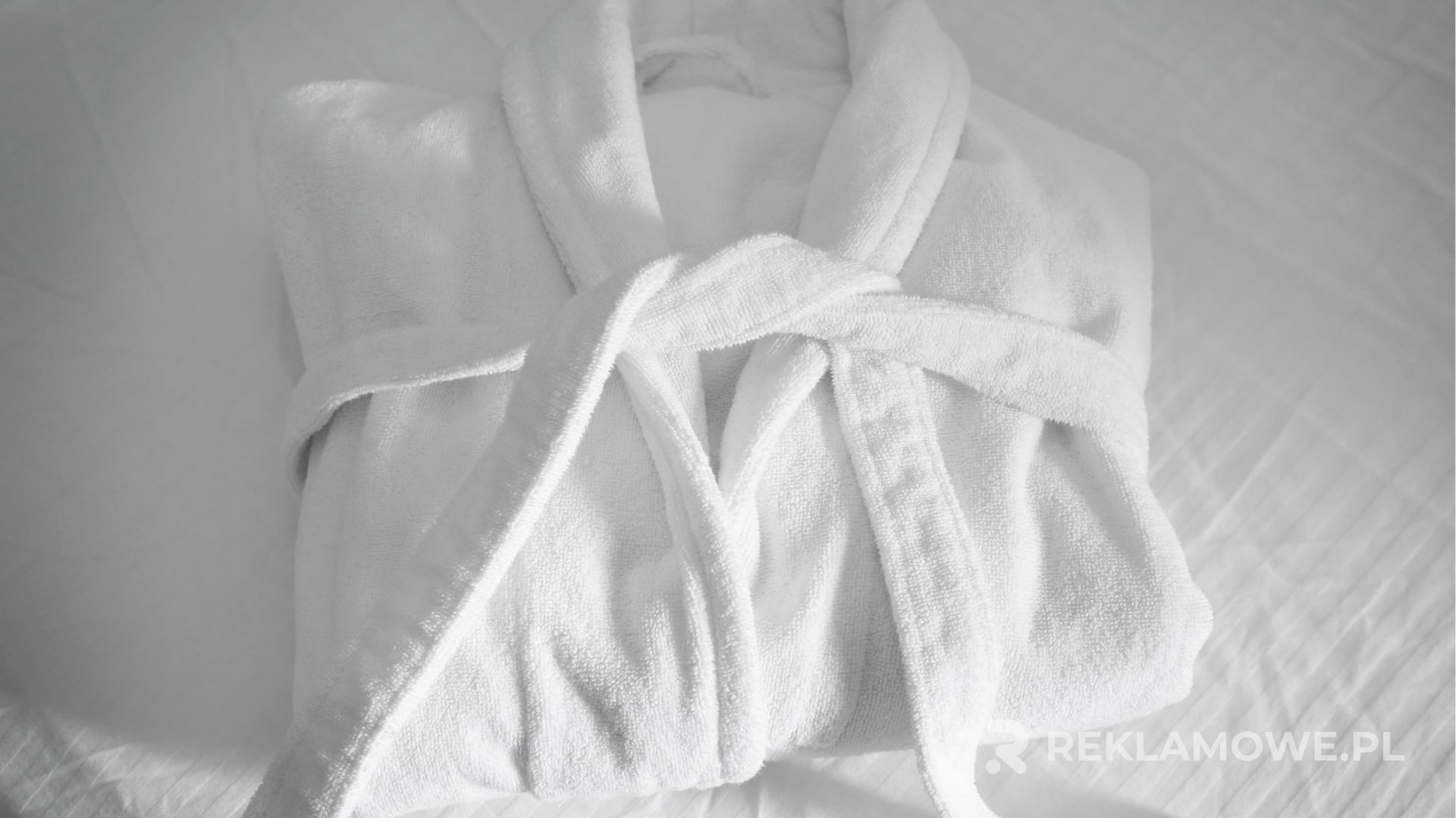 Szlafrok reklamowy na wieszaku