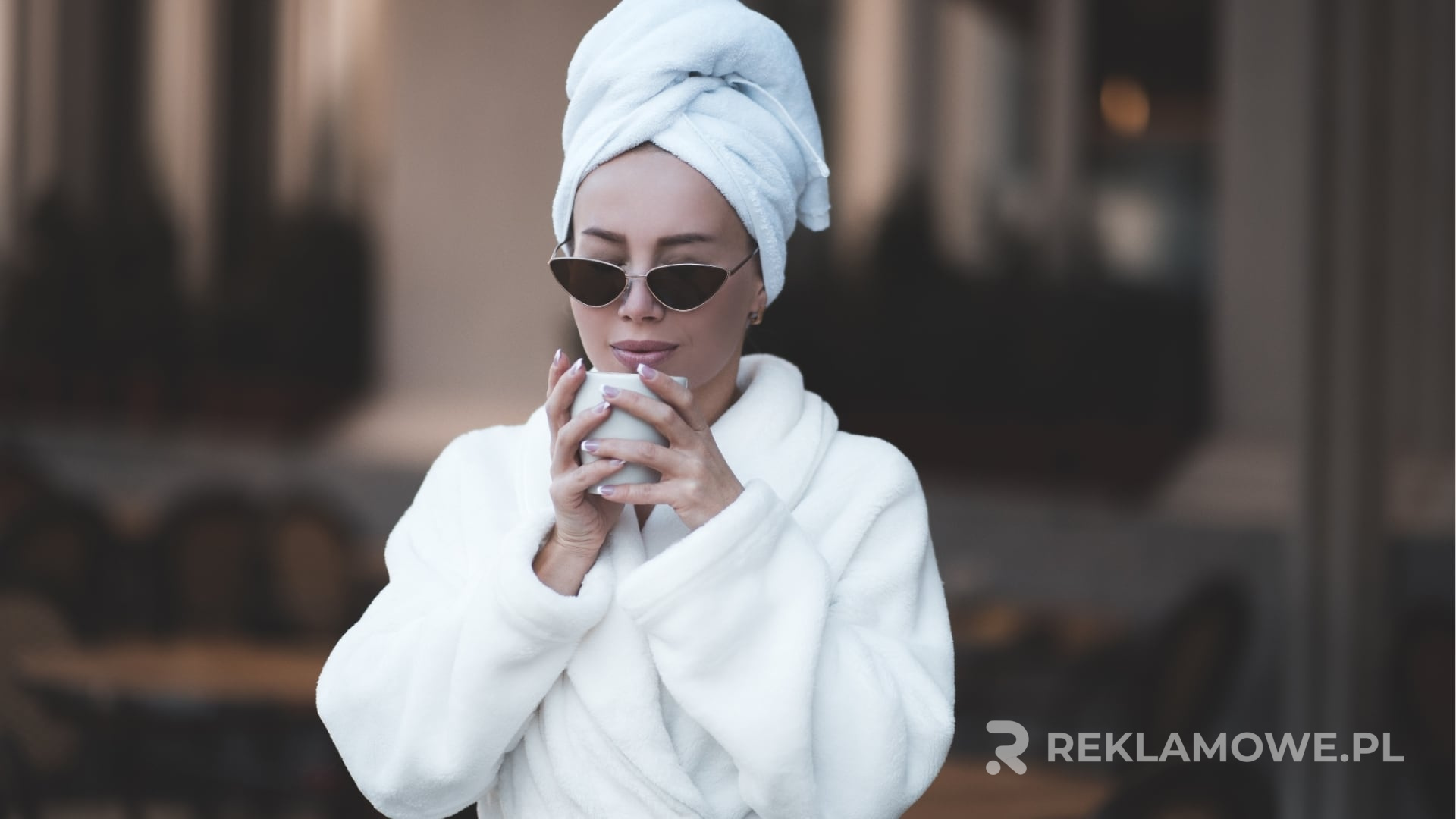 Szlafrok reklamowy w ustawieniu hotelowym Reklamowy szlafrok w hotelowym pokoju
