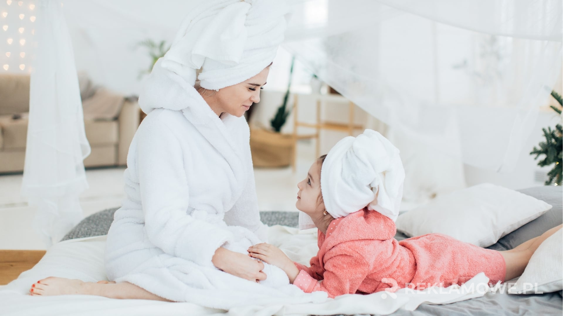 Szlafrok reklamowy w luksusowym hotelu