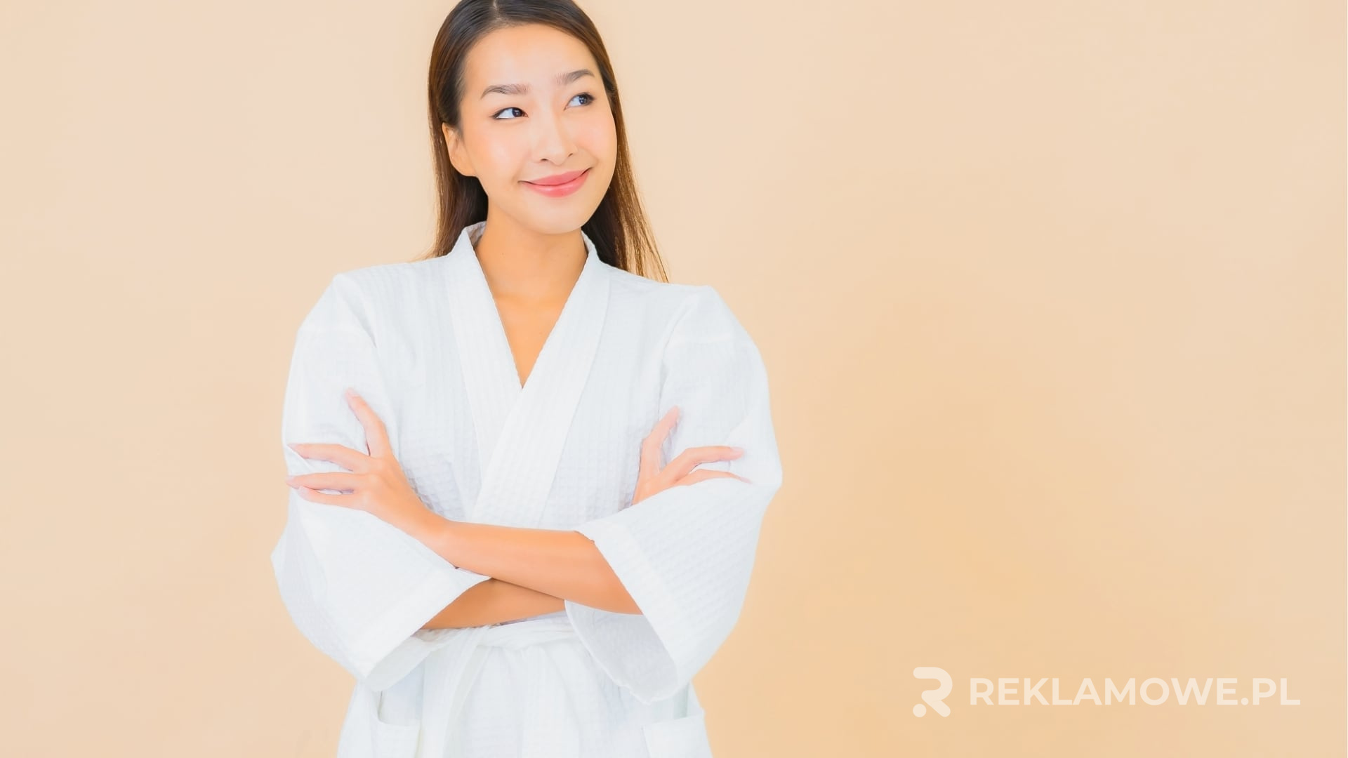 Elegancki szlafrok reklamowy w luksusowym spa