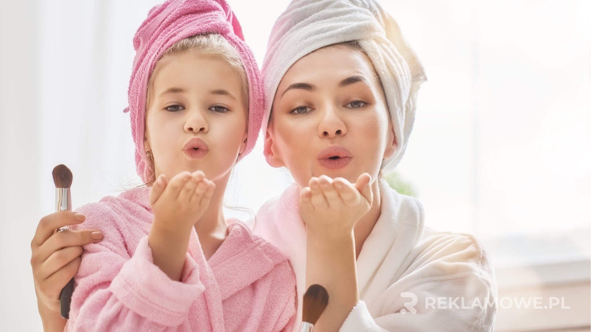 Szlafroki reklamowe używane jako uniform pracowniczy